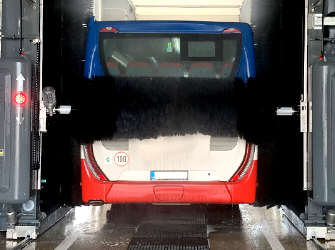 Instalace mycí linky pro nákladní vozy, autobusy