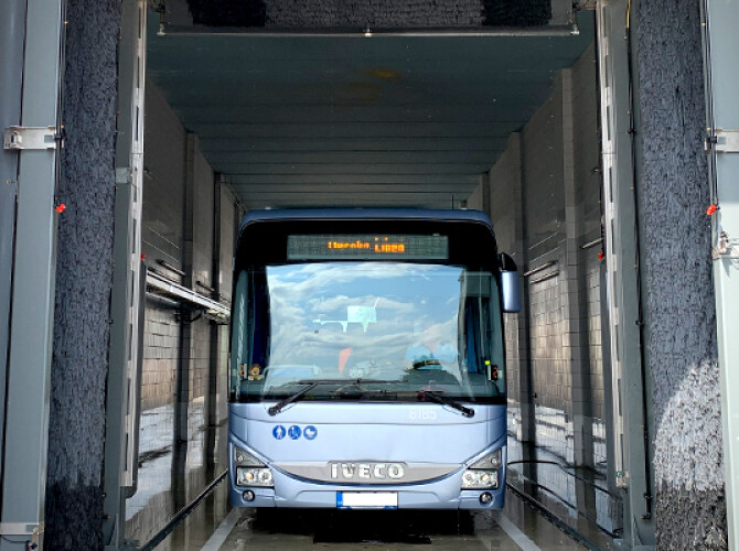 Mytí autobusu zvládá tento model za 12 minut