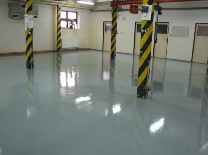 Oprava betonové podlahy s epoxidovým nátěrem