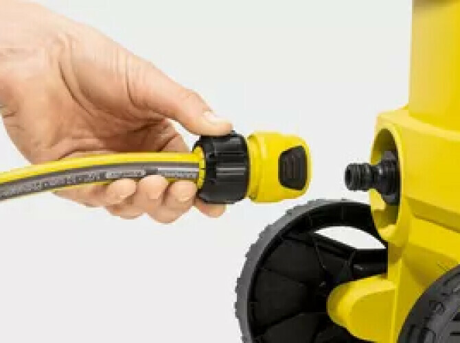 Připojte stroj ke zdroji vody (k vodovodnímu řádu nebo pomocí nasávací hadice k jinému zdroji vody).