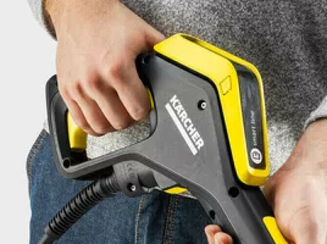 Sundejte nástavec z tlakové pistole, stiskněte a držte její spoušť.