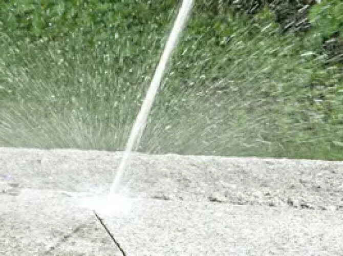 Zapněte přístroj. Přístroj je správně zavodněný až ve chvíli, kdy vytéká z pistole souvislý tok vody.