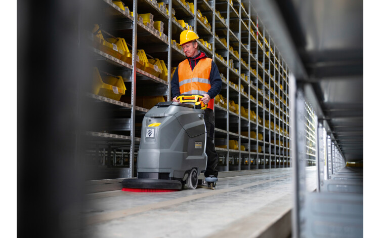 Kärcher technika na úklid podlahy ve skladovací hale