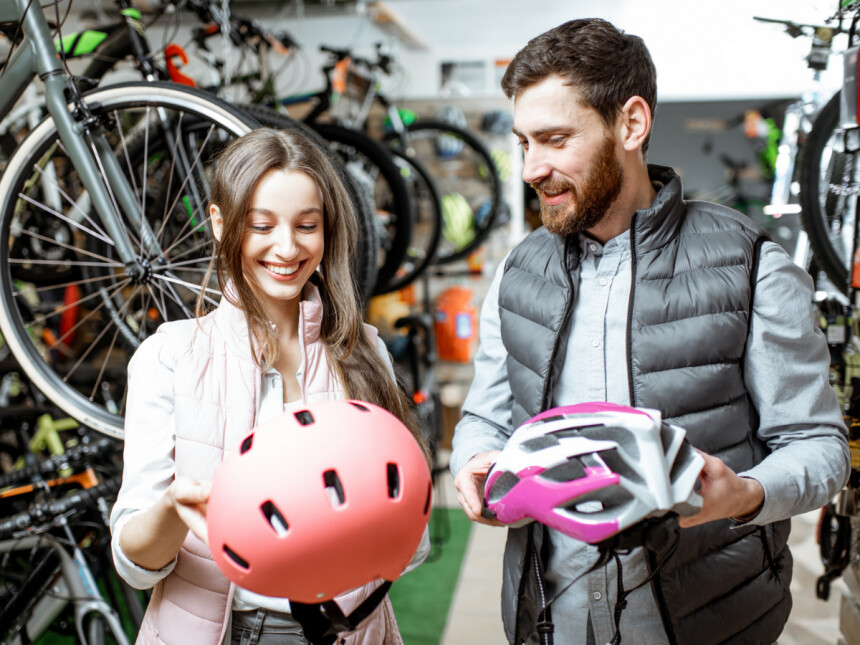 Helmy, osvětlení a další doplňky na kolo