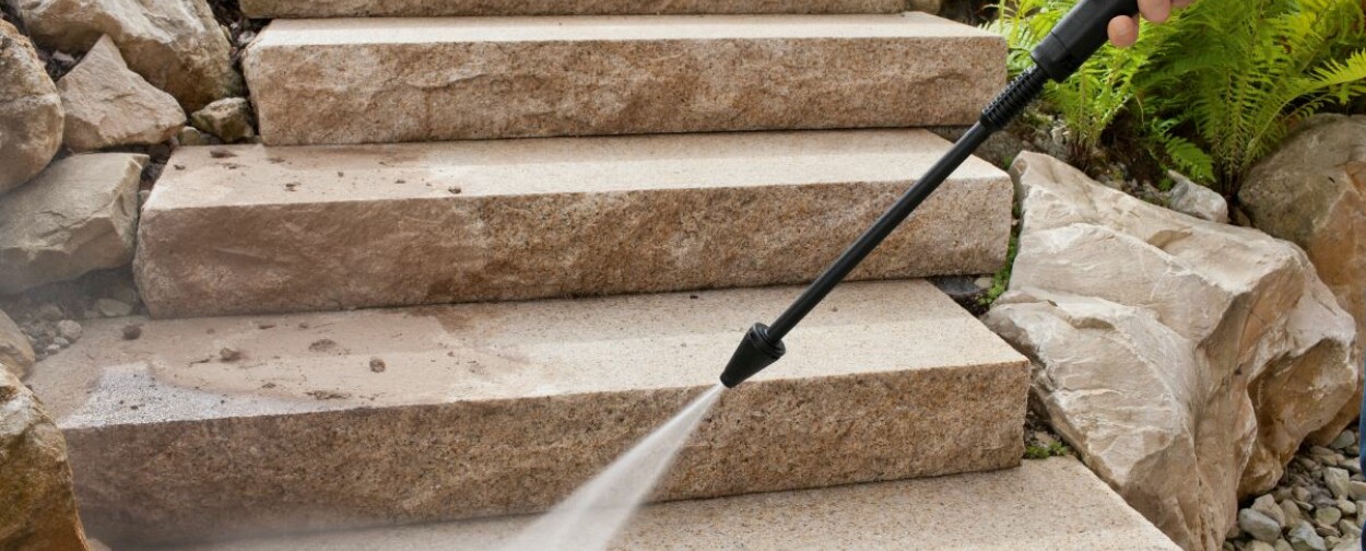 Úklid kolem domu a zahrady