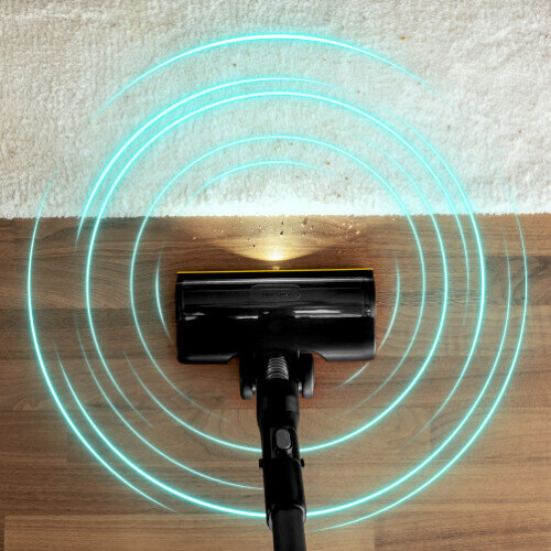 Vhodný výkon pro každý typ podlahy: V režimu Smart Mode systém automaticky rozpozná povrch podlahy a podle toho přizpůsobí čisticí výkon. Výkonný režim „Carpet Turbo“: Na kobercích se vysavač automaticky přepne na otáčky až 3 400 ot./min⁸⁾, aby uvolnil nečistoty usazené hluboko ve vláknech. Snadné použití: Automatické nastavení zajišťuje dokonalé výsledky bez nutnosti jakéhokoli ručního přepínání.