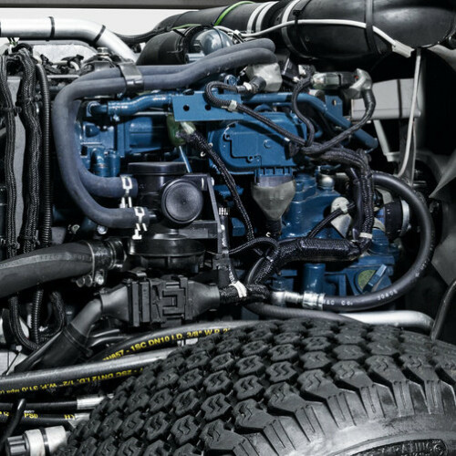 Ekonomický a výkonný čtyřválcový dieselový motor kubota common rail s 48,6 kW (66 HP). Úprava výfukových plynů a filtr pevných částic znamenají, že může být certifikován v souladu s STAGE IIIB a Tier 4 Final.