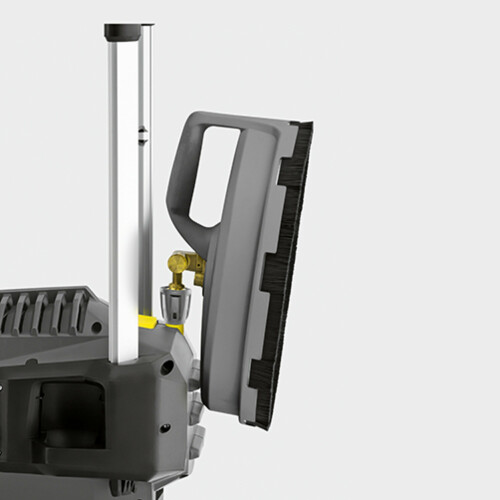 Šroubení (M 18 x 1,5) k uložení čističe ploch přímo na stroji. Praktické přihrádky na trysky pro trojnásobnou trysku a rotační trysku. Gumový pásek pro upevnění vysokotlaké hadice.