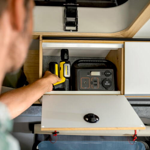 Minimalizuje prostorovou náročnost při přepravě a skladování – inovativní konstrukce zařízení umožňuje po použití sklopit rukojeť. Tím se minimalizuje velikost balení OC Handheld Compact. Díky své lehké a minimalistické konstrukci se zařízení snadno ovládá a pohodlně drží v ruce, i při dlouhodobém používání.