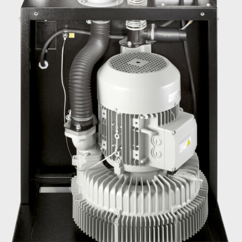 S výkonem 3 kW a pozvolným rozběhem pro vysávání velkého množství prachu a pevných látek. Pro silný sací výkon a životnost nejméně 20 000 hodin. Vhodný pro vícesměnný provoz a/nebo s více sacími místy.