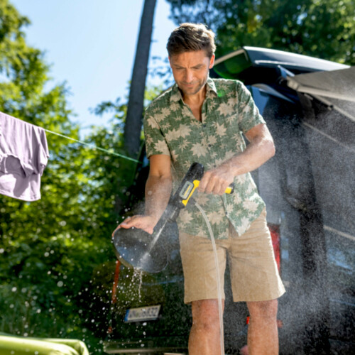 Díky přiložené sací hadici a integrované baterii můžete snadno uklízet i na cestách – bez nutnosti připojení k vodovodnímu řádu a elektrické síti (není kompatibilní s připojením na zahradní hadici). Flexibilní pro použití při mnoha různých úklidových úkolech, např. pro jízdní kola, zahradní a kempingové vybavení, psy nebo čištění skvrn na autě. Nabíjecí konektor USB typu C na zařízení umožňuje flexibilní nabíjení i na cestách, např. v autě nebo pomocí powerbanky.