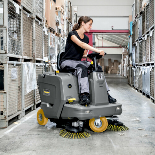 Přehledné a ergonomické umístění ovládacích prvků. Nastavení sedadla řidiče bez použití nářadí. Výškově nastavitelný volant.