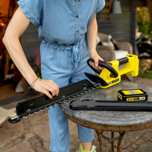 Přemisťuje ostříhané části živého plotu, které by jinak padaly do plotu, pohodlně na zem před uživatele.