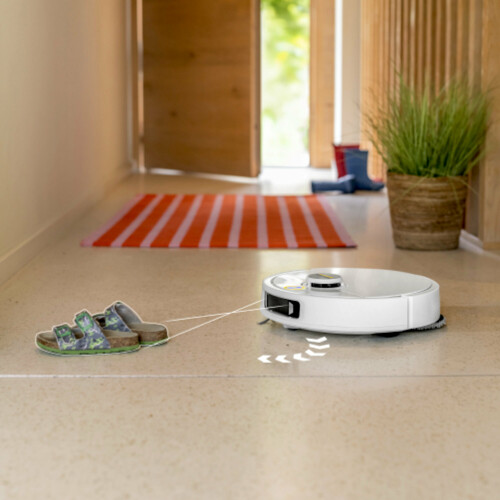 Díky duálnímu laserovému senzoru detekuje RVM 4 překážky, objíždí je a nezůstává tak zaseknutý ani nezpůsobuje žádné škody.  Dvojitý laserový senzor mu dokonce umožňuje rozpoznat malé nebo ploché předměty, které jsou pro systém příliš malé (např. boty, ponožky nebo kabely). Díky rychlé a robustní navigaci robot přesně skenuje a mapuje místnosti, čímž zajišťuje nejlepší orientaci pro spolehlivé úklidové cykly i ve tmě.