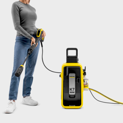 Konstrukce zařízení má uspořádané vstupy a výstupy pro kabely a hadice. To zajišťuje volnost pohybu a pracovní prostor a obecně usnadňuje manipulaci s kabely a hadicemi. Správné umístění zařízení s hadicovými a kabelovými přípojkami směrem k zdroji energie a vody výrazně usnadňuje čištění.