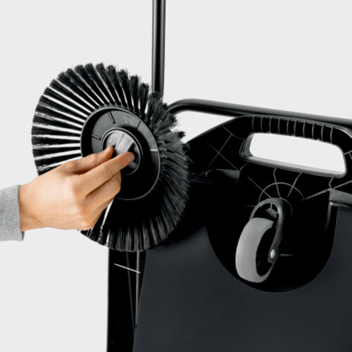 Nasazení postranního kartáče bez použití nářadí pro rychlou montáž a používání.