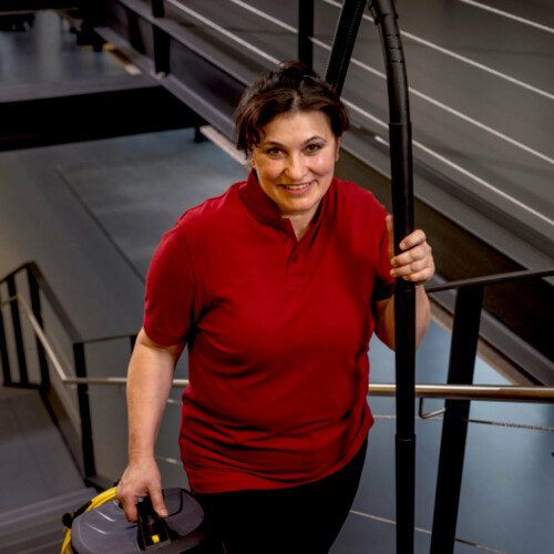 Bez námahy - jednoduchá přeprava i po schodech Nižší hmotnost se stejným objemem nádoby ve srovnání s konkurenčními modely. Umožňuje dlouhou práci bez únavy.