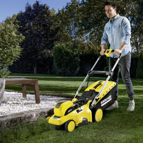 Hřebeny na trávu automaticky zachycují i trávu, která roste u okrajů.