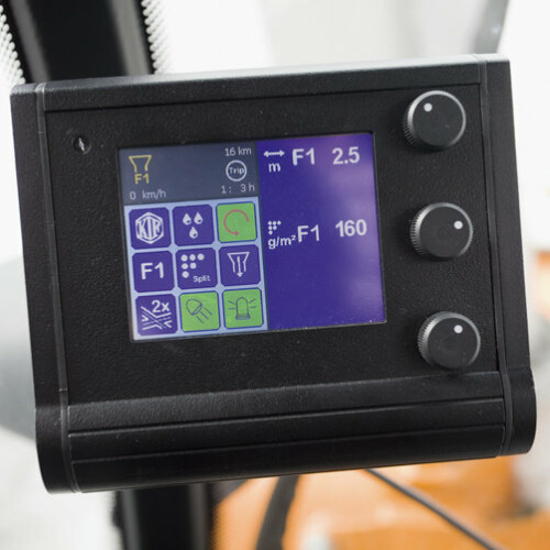 Pracovní hydraulika se nastavuje pomocí centrálního displeje. Zobrazení rychlosti jízdy a fáze regenerace filtru pevných částic.