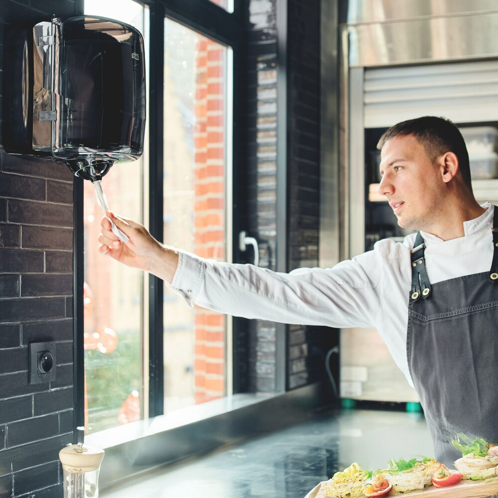Tork Reflex™ zásobník na role se středovým odvíjením s výdejem po jednom útržku černý (M4)